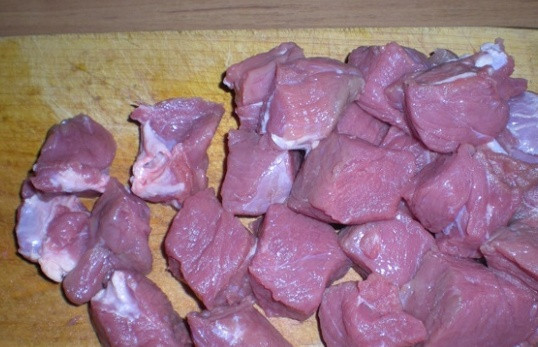 1. Этап. Плов из перловки с мясом: Мясо очищаем от жил и пленочек, промываем и нарезаем на небольшие кусочки.