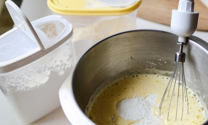 1. Этап. Французский шоколадный торт: Добавляем муку, крахмал и соду. Перемешиваем.