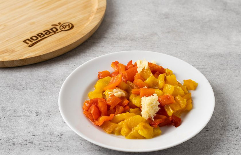 1. Этап. Брускетта с печеным перцем и сыром: После этого очистите перец от шкурки и семян. Нарежьте ломтиками. Добавьте к ним измельчённый чеснок, слегка посолите и поперчите.