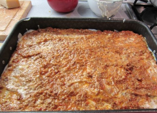 1. Этап. Лазанья в духовке: Затем снова выкладываем листы для лазаньи, смазываем их соусом 