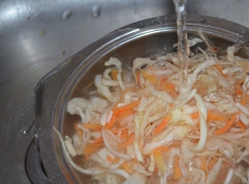 1. Этап. Грибные щи: 2. Капусту откидываем на сито, затем хорошо промываем под струей проточной холодной воды.