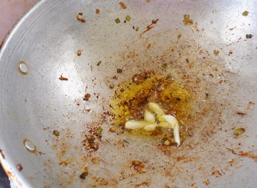 1. Этап. Китайская лапша с курицей: 10. Верните сковороду на огонь и добавьте оставшийся чеснок.