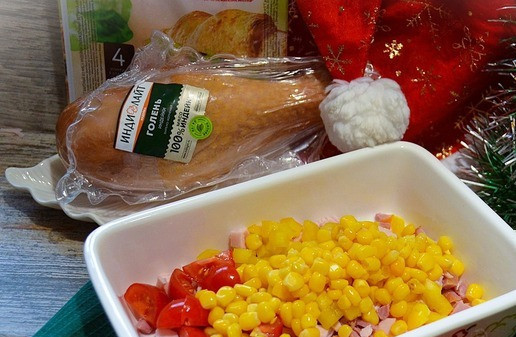 1. Этап. Салат Новогодняя ярмарка: В салатнике смешать мясные продукты, овощи и кукурузу.