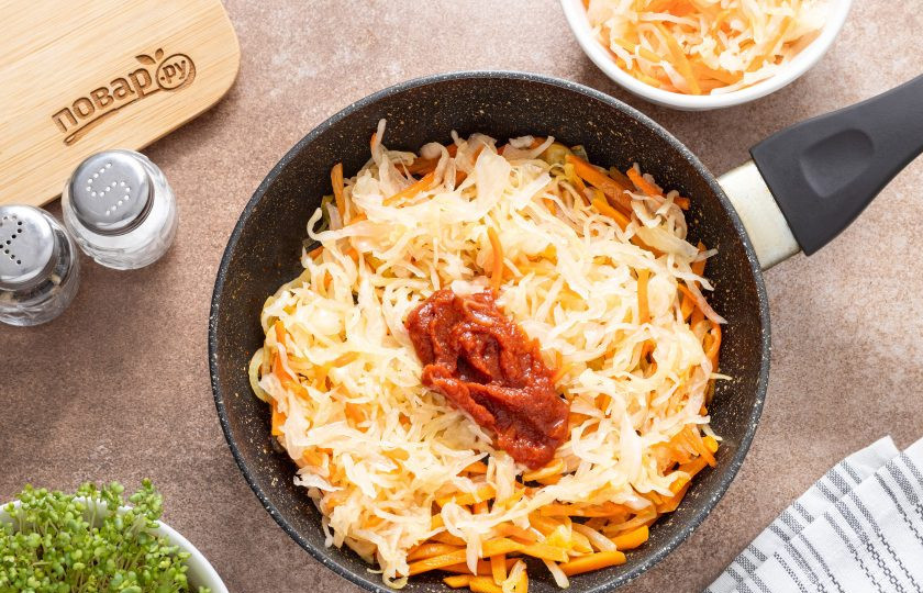 1. Этап. Щи из квашеной и свежей капусты: Добавьте томатную пасту и квашеную капусту. Тушите на слабом огне около 10 минут. В конце можно добавить немного сахара, чтобы сбалансировать вкус.