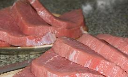 1. Этап. Свинина запеченная в мультиварке: Мясо порежьте на куски и слегка отбейте.