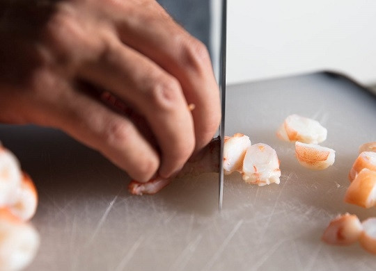 1. Этап. Хот-дог с креветками: 1. Креветки отварите в подсоленной воде, остудите и очистите. Нарежьте небольшими кусочками.