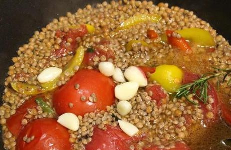 1. Этап. Тушеная чечевица: Очистите чеснок, разберите его на зубчики. Вкиньте их, не измельчая. Влейте кипячёную воду, чтобы она полностью покрыла ингредиенты.