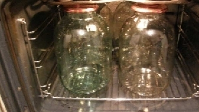 1. Этап. Соленые огурцы холодным способом: Банки помыть и прогреть в духовке при 120 градусах 15 минут.