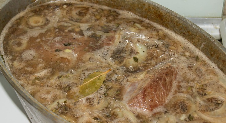 1. Этап. Мясо по-фламандски: Заливаем в утятницу стакан воды, солим, перчим, добавляем сахар, тимьян и лавровый лист, вливаем пиво. Мясо должно быть полностью накрыто жидкостью, поэтому при необходимости добавляем еще воды. Когда жидкость закипит, снимаем пену и выкладываем в утятницу обжаренный лук и чеснок. Прикрываем утятницу крышкой и тушим мясо на слабом огне в течение 2 часов.