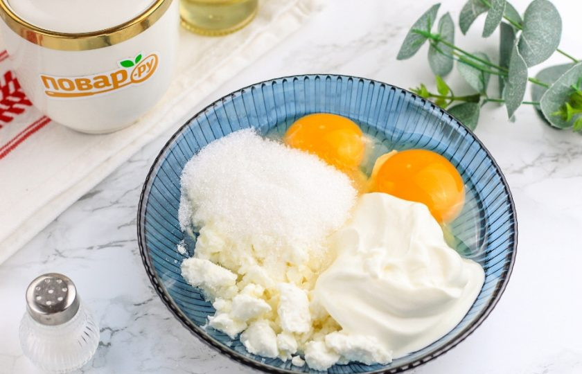 1. Этап. Блинный пирог с творогом: В отдельной емкости соедините творог, сметану, сахар и вбейте туда же куриные яйца. Тщательно все перетрите вилкой — это будет начинка для пирога.