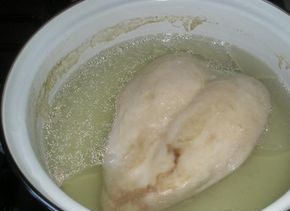 1. Этап. Рулет из лаваша с курицей: Промываем мясо, варим в кастрюле с водой до полной готовности.