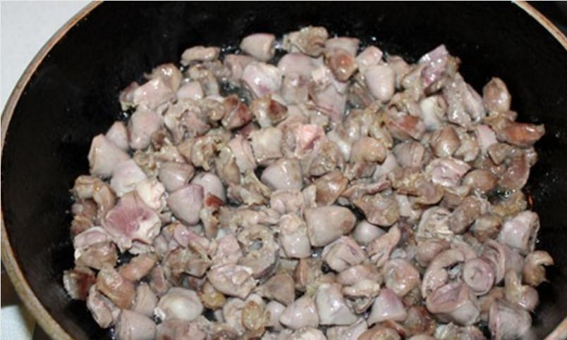 1. Этап. Тушеные потроха: 4. После этого опять добавьте огонь, переложите сердечки в сковородку к желудочкам. Через 2-3 минуты, когда и они посветлели, снова уменьшите огонь и тушите все вместе еще 7-10 минут.