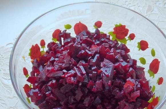 1. Этап. Любимый салат Петра 1: Таким же образом нарезаем свеклу и картофель.