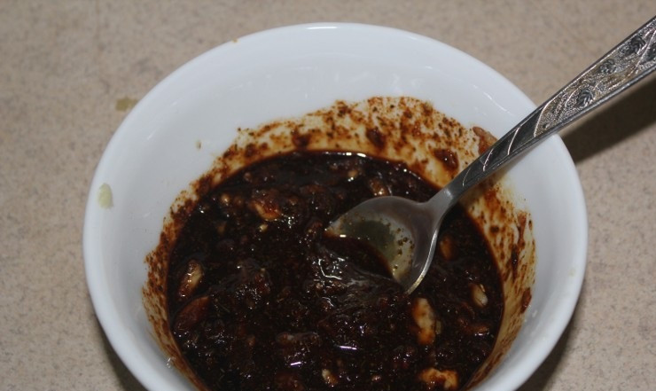 1. Этап. Свинина в соевом соусе в духовке: 3. В мисочку влить соевый соус и тщательно перемешать. Чтобы свинина в соевом соусе в духовке в домашних условиях получилась более пикантной, можно добавить в маринад также немного имбиря.