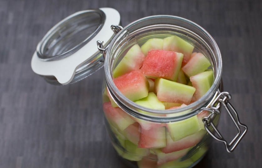 1. Этап. Маринованные арбузные корки: Приготовьте баночку. на дно банки положите семеня горчицы, чеснок и свежий укроп. Сверху уложите корочки арбуза.