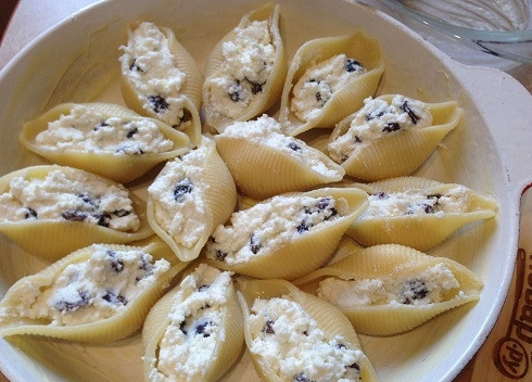 1. Этап. Сладкие конкильони с творогом: 5. Выкладываем заполненные ракушки в форму для запекания.