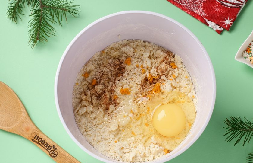 1. Этап. Печенье Новогоднее: Добавьте яйцо, корицу и тёртую цедру.