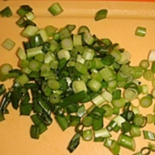 1. Этап. Омлет в мультиварке: Мелко покрошите зеленый лук.