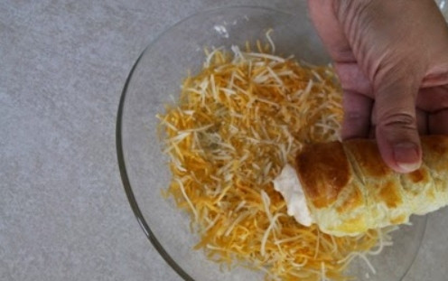 1. Этап. Трубочки с изюминкой: 10. Оставшийся сыр натрите на крупной терке, окуните в него трубочку с двух сторон.