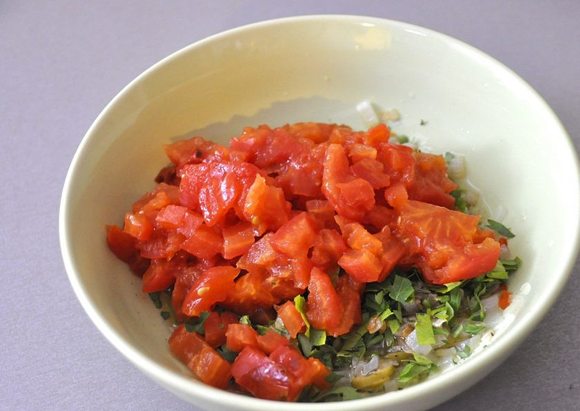 1. Этап. Греческая закуска Мелидзана: Добавьте помидоры в заправку.