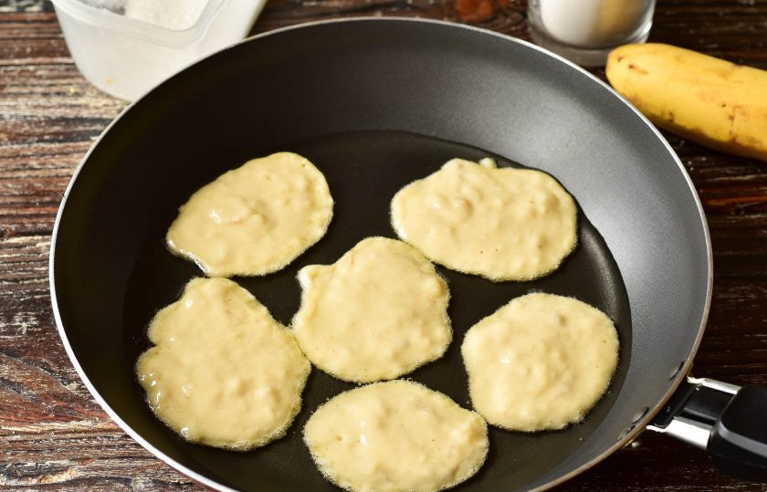 1. Этап. Банановые оладьи на ряженке: В сковороде разогрейте растительное масло. Выложите ложкой оладьи.