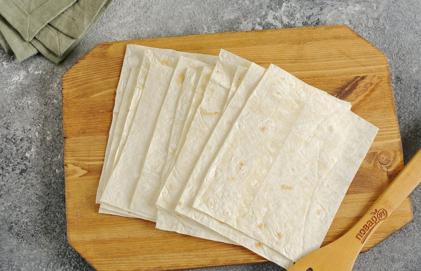 1. Этап. Трубочки из лаваша с картофельной начинкой: Лаваш разрежьте кухонными ножницами на квадраты. У меня с одного лаваша получается 6 частей.