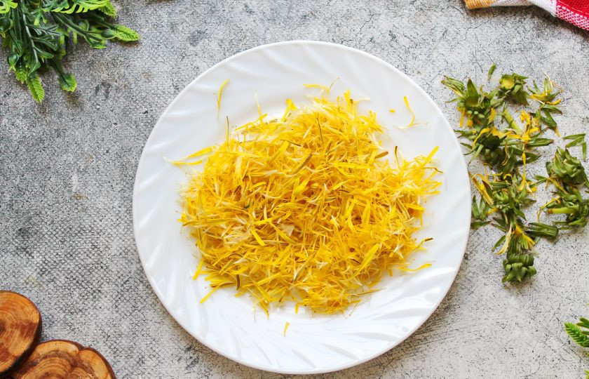 1. Этап. Чай из одуванчиков: Извлеките из зеленой чашечки желтые ворсинки. Зеленая часть нам не понадобится, она даст горечь чаю, а вот желтая часть с пыльцой и пойдет в чай.