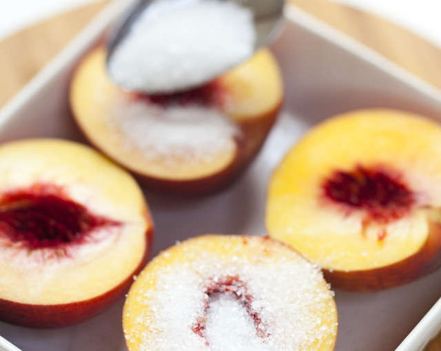 1. Этап. Коктейль с граппой: Персики моем, режем на половинки, косточки убираем. Засыпаем фрукты сахаром и отправляем их в разогретую до 200 градусов духовку на 20 минут.