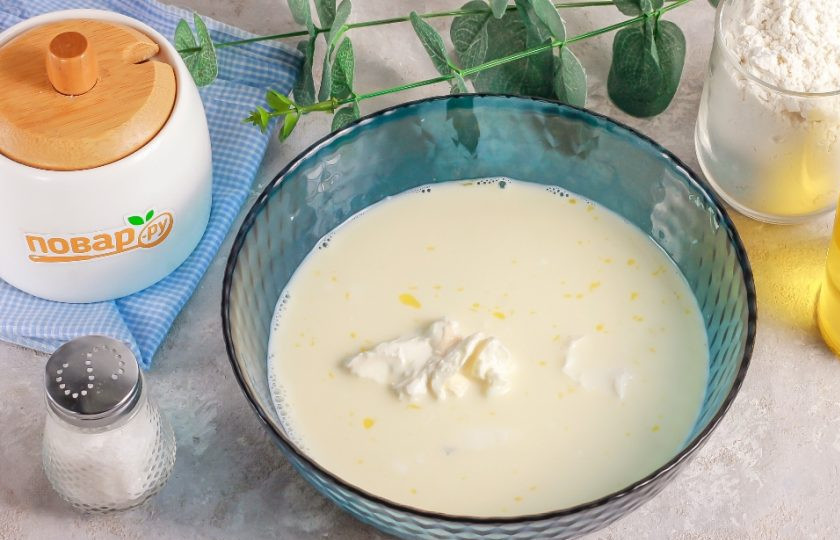 1. Этап. Оладьи с творожным сыром: Выложите творожный сыр и еще раз перемешайте.