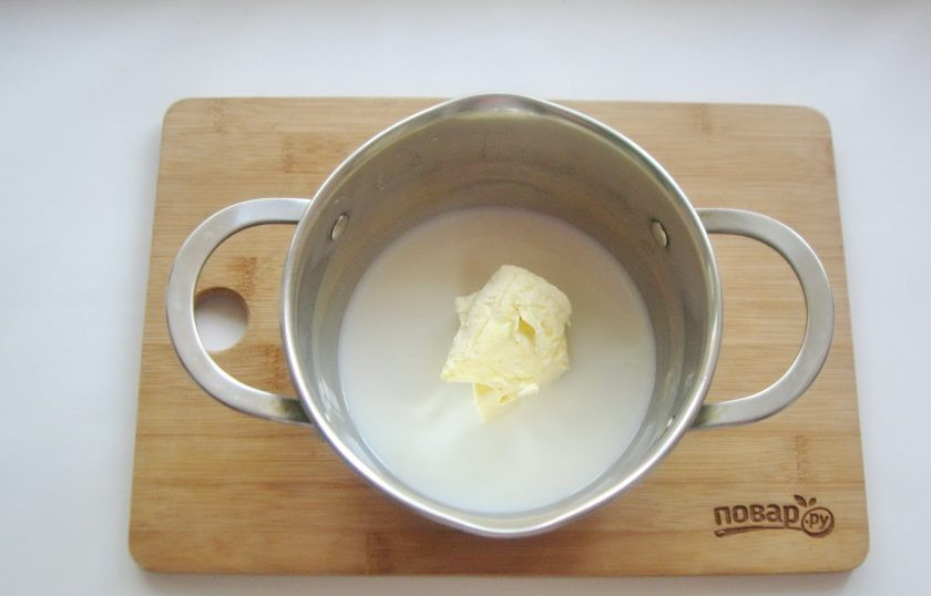 1. Этап. Японский заварной бисквит: В кастрюлю налейте молоко и выложите в него сливочное масло.