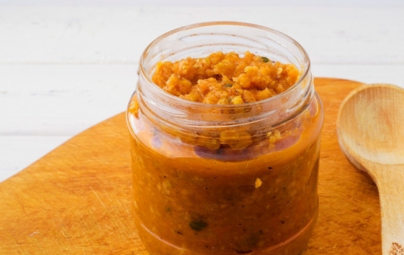 1. Этап. Кабачковая икра с морковкой: 9. Чтобы закатать на зиму икру, разложите ее по чистым баночкам и простерилизуйте около 15-20 минут. Затем закатайте крышками и оставьте до полного остывания вверх дном.