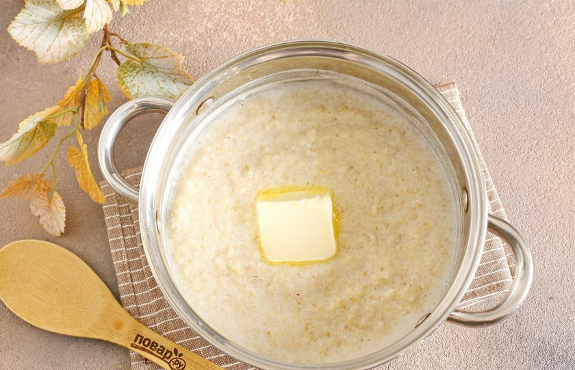 1. Этап. Ячневая каша: В конце добавьте кусочек сливочного масла.