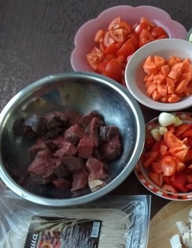1. Этап. Лагман с олениной: Овощи помыв, режем не крупными кусками. Желательно кубиками. Курдюк измельчаем, мясо нарезаем кусками. Чеснок мелко рубим ножом.