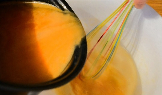 1. Этап. Фруктовый торт с масляно-заварным кремом: 3. Пока корж остывает, можно сделать крем. Сок доведите до кипения. В небольшой мисочке взбейте яйца с сахаром и крахмалом. Вливайте тонкой струйкой сок, продолжая взбивать. Отправьте крем на огонь.