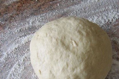 1. Этап. Пирог с творогом и зеленью: 1. Для начала необходимо замесить тесто. Соединить яйцо с водой и мукой. Добавить щепотку соли и вымесить крутое тесто, как на вареники.