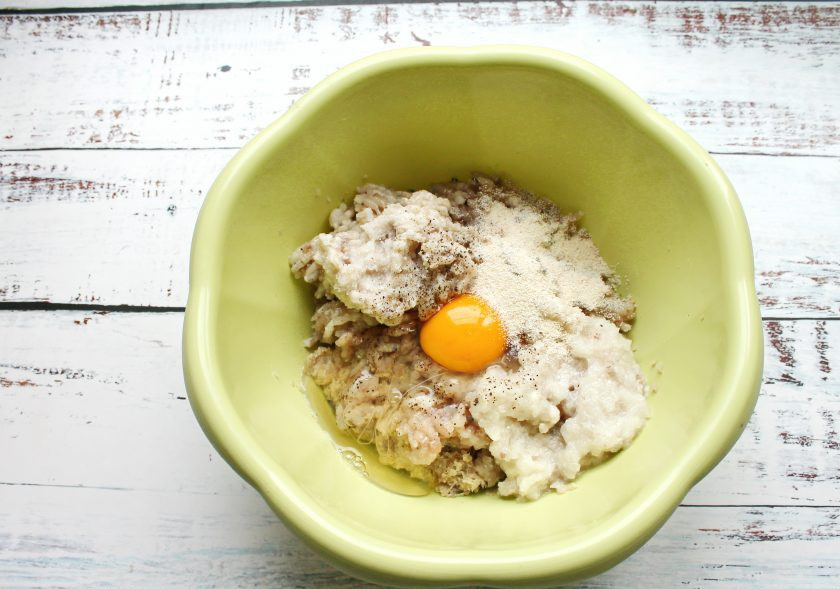 1. Этап. Котлеты из леща с салом: В миску с фаршем разбейте яйцо, всыпьте манку, посолите, поперчите и хорошо перемешайте. Дайте постоять фаршу в течение 10 минут.