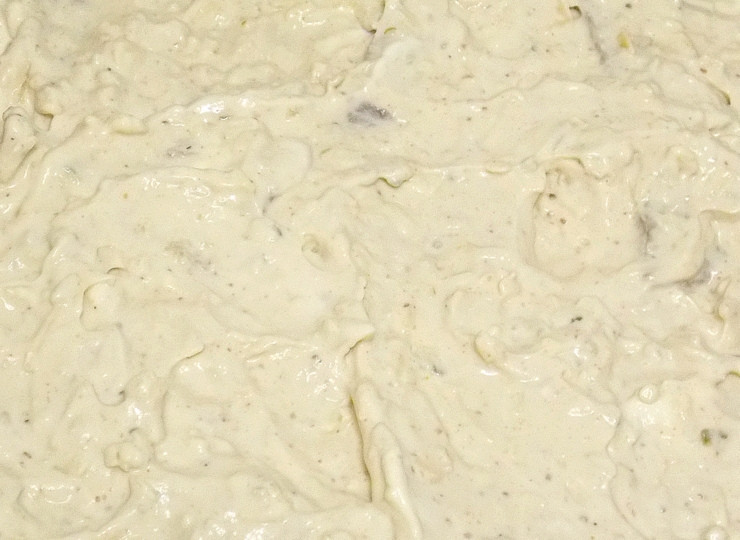 1. Этап. Запеканка из вареной говядины: Смешайте сметану, яйца, аджику и соевый соус. Посыпьте мясо тертым сыром и залейте все заливкой. Уберите в холодильник, чтобы мясо лучше пропиталось, на 30 минут.