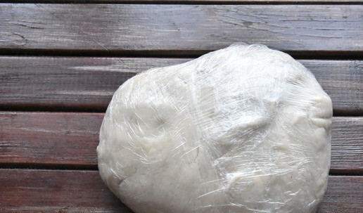 1. Этап. Страсбурский пирог: Для теста просейте муку и смешайте с солью. Холодное сливочное масло натрите на терке или нарежьте кубиком, добавьте к муке и быстро разотрите до состояния крошки. Добавьте холодную воду и яйцо. Замесите тесто. Долго месить его не стоит, достаточно собрать его единый ком. Готовый шар из теста оберните пищевой пленкой и уберите в холодильник.