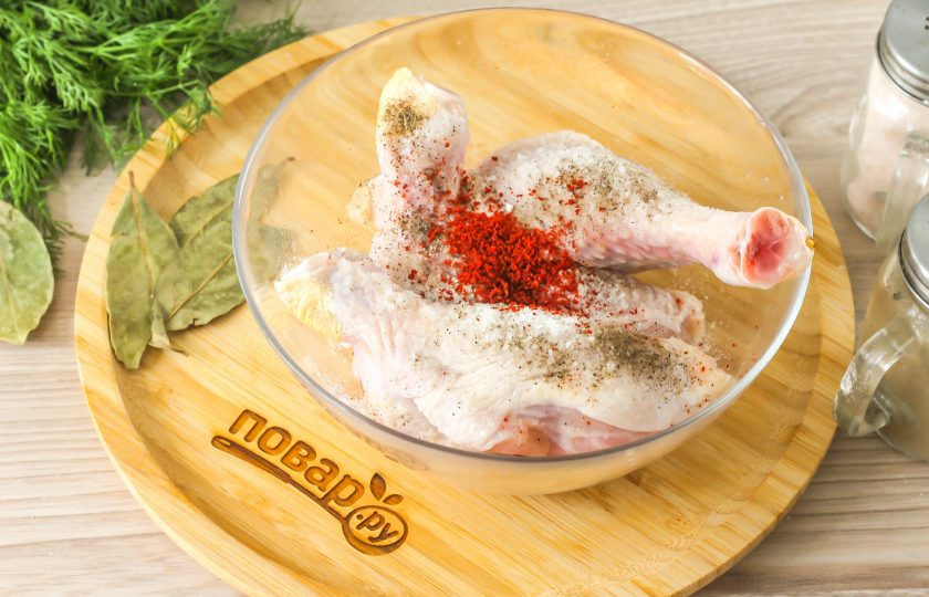 1. Этап. Куриные голени на пару: Всыпьте молотую паприку и аккуратно промассируйте части курицы, чтобы все специи и пряности их обволокли. Можно добавить по желанию молотый чеснок и т.д. Оставьте на 30-40 минут, если есть время.