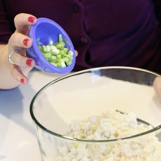 1. Этап. Салат с крабовым мясом: Добавляем зеленый лук.