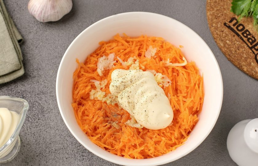 1. Этап. Салат из морковки с чесноком и майонезом: Заправьте салат майонезом, посолите и поперчите по вкусу.