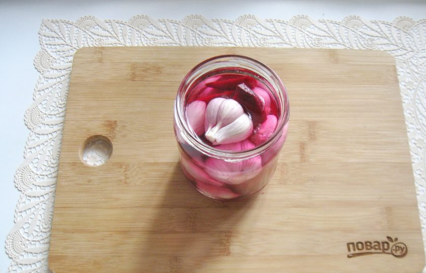 1. Этап. Маринованный чеснок со свеклой: Залейте горячим маринадом.