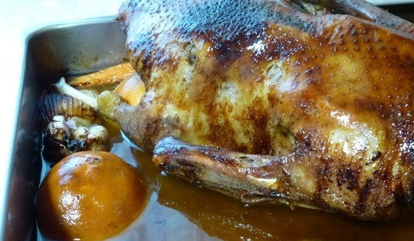 1. Этап. Гусь на луковой подушке: Выпекайте гуся при 160 градусах в течение 2-х часов вверх грудкой. Затем переверните его и готовьте ещё полтора часа. Опять поверните тушку вверх грудкой. Запекайте ещё полчаса при 180 градусах.