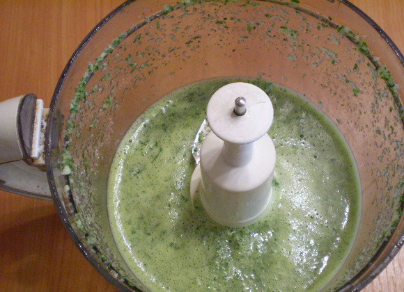 1. Этап. Зеленый коктейль с грушей: Измельчаем до однородного состояния. Напиток готов!