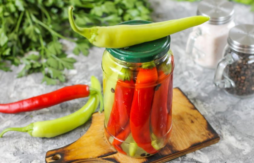 1. Этап. Маринованный горький перец на зиму: Сразу же закатайте крышкой по резьбе или с помощью ключа для консервации. Дайте заготовке остыть, а после перенесите ее в кладовую или в погреб.