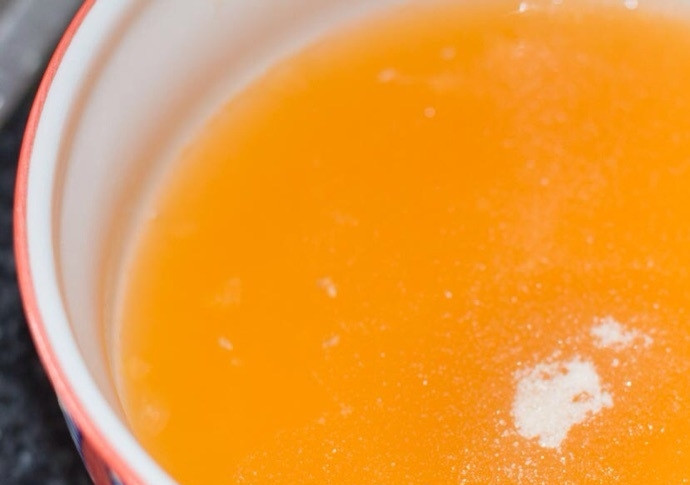 1. Этап. Чизкейк с желе: 7. В миске смешайте 0,5 стакана сока и желатин, отставьте на 5 минут.