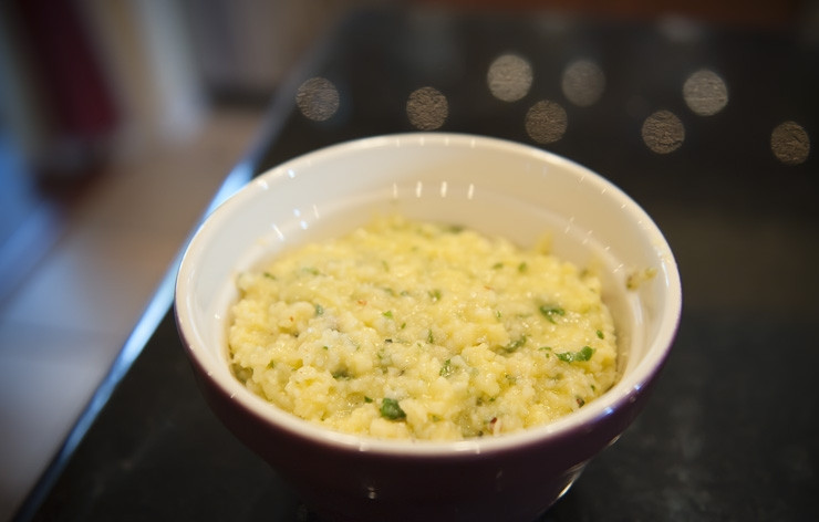 1. Этап. Гренки с сыром и чесноком: 7. Готовую смесь из сыра и чеснока выложите в мисочку и сразу подавайте на стол с крекерами или багетом.