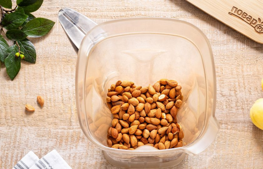 1. Этап. Паста из абрикосовой косточки: Переложите ядра абрикосовой косточки в чашу блендера. Начните измельчать на медленной спорости, постепенно увеличивая до максимума.