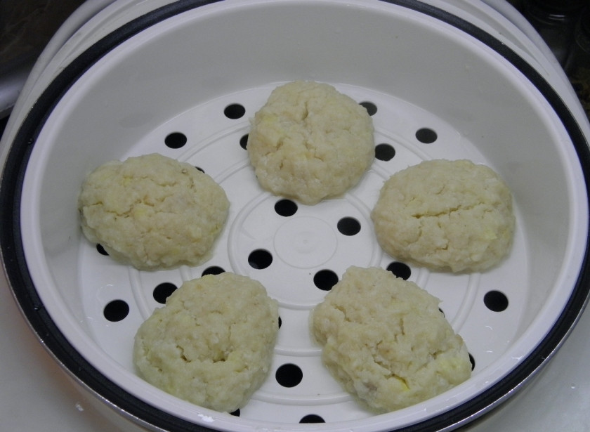 1. Этап. Рыбные котлеты на пару в мультиварке: Установите контейнер для варки на пару в мультиварку, предварительно налив в чашу 500-700 мл. воды. Выберите режим 