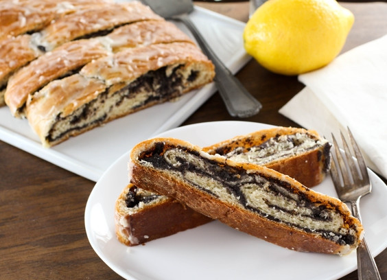 1. Этап. Рулет с начинкой из мака: 12. Когда рулет остынет, смажьте его глазурью и подавайте. Приятного чаепития!